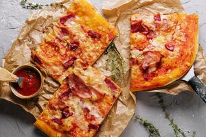 Frais cuisson fait maison Pizza napolitaine avec prosciutto photo