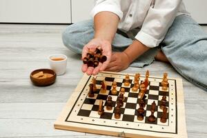 une femme main détient en dehors le de l'adversaire perdu pièces dans échecs photo