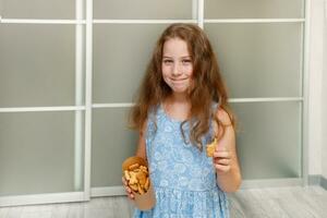 peu mignonne fille en mangeant biscuits photo