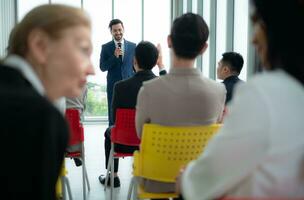 une groupe de affaires gens organise une séminaire. discuter le Succès de Faire affaires dans une axée sur la technologie ère. photo