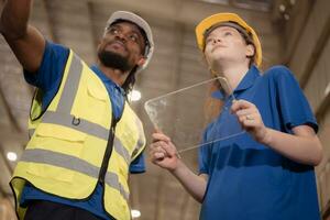 portrait de sur de soi Masculin superviseur et femelle Personnel travail ensemble dans entrepôt avec numérique tablette photo