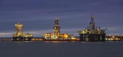 trois plate-forme de forage pétrolier la nuit dans les îles canaries photo