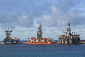 plate-forme de forage pétrolier à jour dans les îles canaries photo