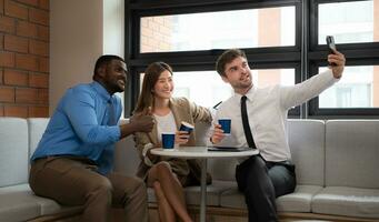 groupe de affaires gens discuter affaires plan à réunion dans moderne bureau. homme d'affaire et femme d'affaires en utilisant mobile téléphone à prendre une selfie. photo