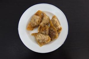 vue de dessus .wontons frits ou boulette sur plat photo