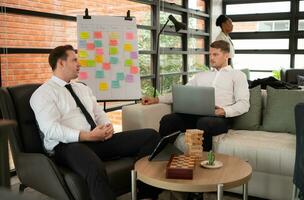 affaires gens travail ensemble dans une moderne bureau. affaires gens discuter affaires planifier. photo