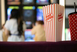 pop corn et en buvant verre une un compagnon article de gens pour en train de regarder films dans le cinéma. photo