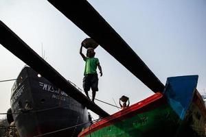 amen bazar, dhaka, bangladesh, 2021 - des gens qui travaillent dur photo