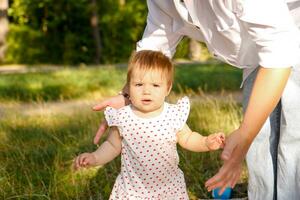 de bébé premier pas suivant à maman photo