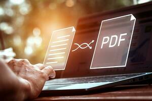 convertir pdf des dossiers avec en ligne programmes. utilisateurs convertir document des dossiers sur une Plate-forme en utilisant un l'Internet lien à pupitres. concept de La technologie se transforme les documents dans portable document formats. photo