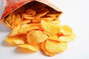 croustilles de pommes de terre dans un sac ouvert, délicieux assaisonnement pour barbecue épicé pour les frites, collations frites en tranches fines de restauration rapide. photo