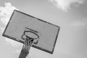 panier de basket sur ciel bleu photo