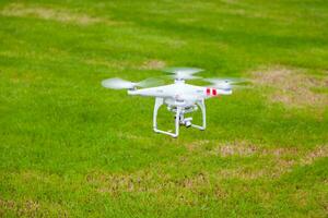 en volant drone avec caméra préparer à mouche photo