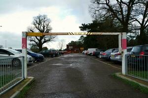 magnifique faible angle image de bois de stock Publique parc et le golf club. gens sont profiter le Britanique du froid temps pendant magnifique journée de avril 12e, 2023. luton, Angleterre Royaume-Uni photo