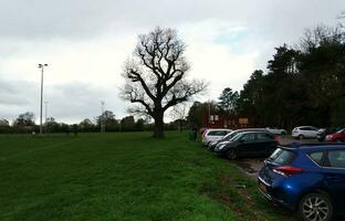 magnifique faible angle image de bois de stock Publique parc et le golf club. gens sont profiter le Britanique du froid temps pendant magnifique journée de avril 12e, 2023. luton, Angleterre Royaume-Uni photo