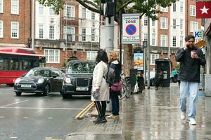 plus magnifique image de international et local touristique gens sont visite le central Londres Capitale ville de Angleterre Royaume-Uni pendant été les vacances à rivière Tamise Londres œil. capturé sur juin 8ème, 2023 photo