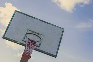 panier de basket sur ciel bleu photo