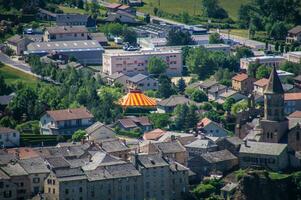 une vue de une ville avec une Jaune parachute photo