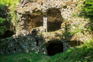 une la grotte avec deux les entrées photo