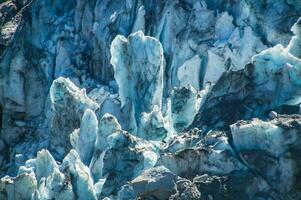 une grand glacier est couvert dans la glace photo