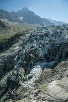 une vue de une glacier dans le montagnes photo