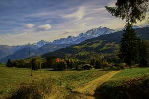 une saleté route pistes à une Montagne intervalle photo