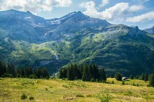 paysage de le Alpes dans Suisse dans été photo