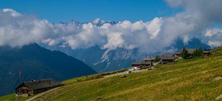 paysage de le Alpes dans Suisse dans été photo