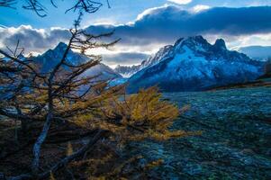 le Soleil brille par le des nuages plus de une Montagne intervalle photo