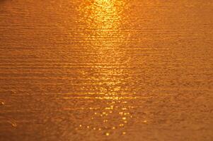 floue Contexte de surface l'eau dans le le coucher du soleil temps photo