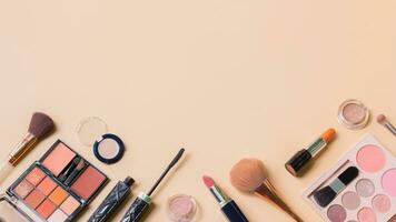 maquillage des produits arrangé sur une beige Contexte photo