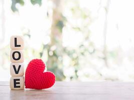 l'amour sur en bois cubes avec rouge cœur pour la Saint-Valentin journée concept. photo
