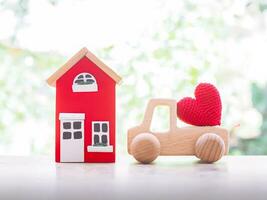 miniature maison et en bois jouet auto. concept de économie argent pour acheter une maison et auto. photo