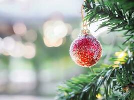 proche en haut de rouge Balle et pomme de pin pour Noël ou Nouveau année décoration Contexte photo