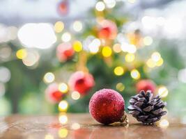 proche en haut de pommes de pin et rouge Balle avec Noël lumière bokeh Contexte. joyeux Noël et content Nouveau année 2024 photo