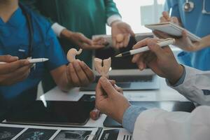 international équipe de professionnel médecins ayant une réunion dans conférence pièce à le moderne hôpital. soins de santé et médical développement concept. photo