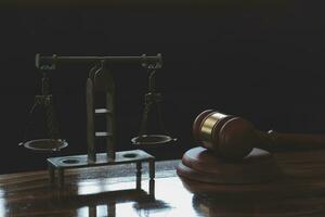 concept de justice et de droit. juge masculin dans une salle d'audience avec le marteau, travaillant avec, clavier d'ordinateur et d'accueil, lunettes, sur table à la lumière du matin photo