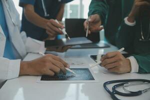 international équipe de professionnel médecins ayant une réunion dans conférence pièce à le moderne hôpital. soins de santé et médical développement concept. photo