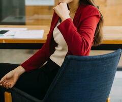 femme d'affaires asiatique utilisant un ordinateur portable et travaillant au bureau avec un document de calculatrice sur le bureau, faisant la planification en analysant le rapport financier, l'investissement dans le plan d'affaires, le concept d'analyse financière. photo