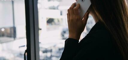 femme d'affaires asiatique utilisant un ordinateur portable et travaillant au bureau avec un document de calculatrice sur le bureau, faisant la planification en analysant le rapport financier, l'investissement dans le plan d'affaires, le concept d'analyse financière. photo