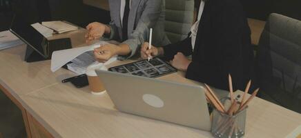 entrepreneur asiatique homme d'affaires et femme d'affaires discutant d'un nouveau projet d'entreprise dans une tablette lors d'une réunion moderne dans un bureau moderne, concept décontracté d'affaires asiatique. photo