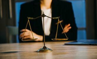 concept de justice et de droit. juge masculin dans une salle d'audience avec le marteau, travaillant avec, clavier d'ordinateur et d'accueil, lunettes, sur table à la lumière du matin photo