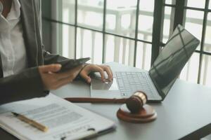 client un service bien coopération, consultation entre une homme d'affaire et Masculin avocat ou juge consulter ayant équipe réunion avec client, loi et légal prestations de service concept. photo