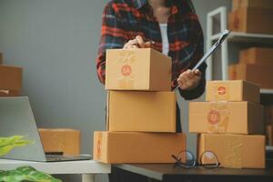 femme d'affaires démarrer petite entreprise entrepreneur PME succès .femme indépendante travaillant à la maison avec livraison de colis en ligne. pme et concept de livraison d'emballages photo