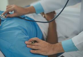 proche en haut de médecin séance sur chevet de Masculin patient dans hôpital photo