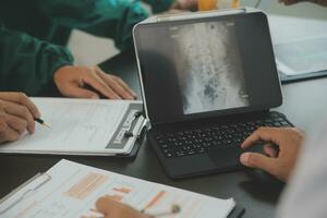 groupe de médecins en train de lire une document dans réunion pièce à hôpital photo