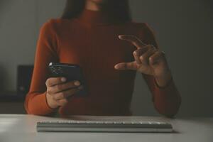 femme d'affaires asiatique utilisant un ordinateur portable et travaillant au bureau avec un document de calculatrice sur le bureau, faisant la planification en analysant le rapport financier, l'investissement dans le plan d'affaires, le concept d'analyse financière. photo