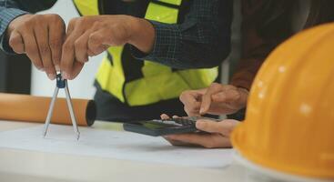 réunion de travail d'équipe d'ingénieurs, dessin travaillant sur une réunion de plan directeur pour un projet de travail avec un partenaire sur la construction de modèles et des outils d'ingénierie dans le site de travail, la construction et le concept de structure. photo