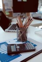 documents d'affaires, auditeur femme d'affaires vérifiant le document de recherche juridique préparer des documents ou un rapport pour analyse temps d'impôt, documents comptables données contrat partenaire traiter au bureau du lieu de travail photo