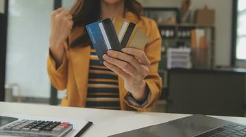 femmes en portant crédit carte et en utilisant les smartphones à maison.en ligne achats, l'Internet bancaire, boutique en ligne, paiement, dépenses argent, commerce électronique Paiement à le magasin, crédit carte, concept photo